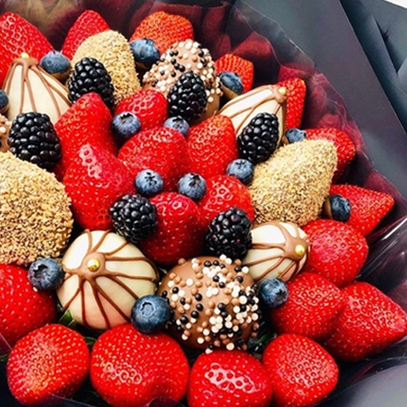 Букет из клубники Манящий космос